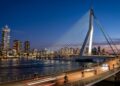 A elegante ponte estaiada de 802 metros de extensão com um mastro de 139 metros em forma de cisne que virou o maior símbolo de Roterdã