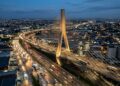 A imponente estrutura estaiada com mastro de 60 metros de altura que cruza a rodovia Presidente Dutra para organizar o fluxo de veículos