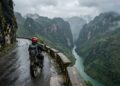 Serpentando 350 km por picos calcários, a estrada no Vietnã surge como o trajeto mais icônico e desafiador do sudeste asiático para pilotos