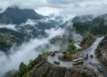 A perigosa estrada nas nuvens que atinge 2.255 metros de altitude e serpenteia montanhas íngremes ao longo de seus 150 km de extensão