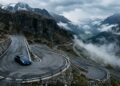 Situado a 2.113 metros de altitude, o trajeto alpino entre Itália e Suíça serpenteia montanhas através de dezenas de curvas fechadas e túneis de rocha