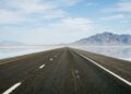 Cruzando os desertos de sal de Utah, a Interstate 80 surge como um dos trechos mais planos e visualmente infinitos da engenharia rodoviária americana