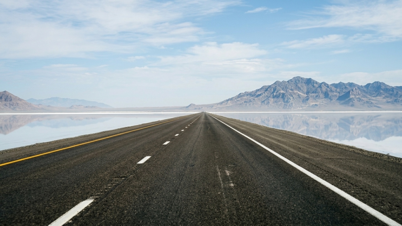 Cruzando os desertos de sal de Utah, a Interstate 80 surge como um dos trechos mais planos e visualmente infinitos da engenharia rodoviária americana