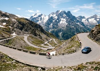 A rota francesa percorre 720 km pelos Alpes; atravessando 17 passos de montanha, a estrada atinge picos de mais de 2.800 metros de altitude