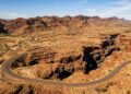 A Karijini Drive dá acesso ao coração de rocha vermelha da Austrália; cercada por abismos milenares, é o portal para os desfiladeiros mais raros do Outback