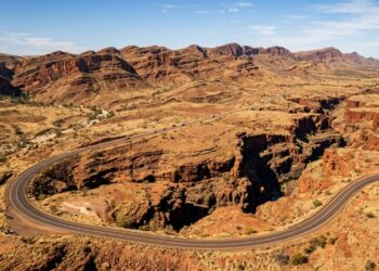 A Karijini Drive dá acesso ao coração de rocha vermelha da Austrália; cercada por abismos milenares, é o portal para os desfiladeiros mais raros do Outback
