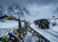 A passagem de Sela Pass atinge 4.170 metros na Índia; sendo uma rota estratégica para o exército, a estrada cruza o Himalaia sob neve constante