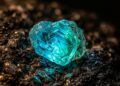 Esqueça o diamante, pois esta gema com traços de cobre e manganês exibe um brilho azul neon que desafia a gemologia mundial