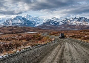A rodovia no Alasca percorre 217 km de cascalho; atravessando o coração da natureza selvagem, ela é uma das rotas mais isoladas dos EUA