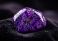 Esqueça a ametista, pois esta rara gema de cor violeta profunda tem seus tesouros mais valiosos extraídos na África, sendo um mineral cobiçado
