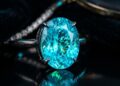 Esqueça a turmalina paraíba, pois este mineral brilha com uma intensidade neon fascinante que desafia as cores da própria natureza