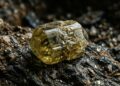 Esqueça o berilo comum, pois este mineral surge como uma joia de dureza 8,5 na escala Mohs, sendo o pilar da resistência no mundo das gemas