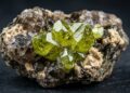 Esqueça o topázio, pois este raro mineral de fosfato descoberto em 1944 brilha com um tom amarelo-esverdeado de alta pureza