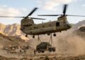 Com 2 rotores e capacidade para 10 toneladas, o helicóptero Chinook surge como o pilar de transporte pesado da engenharia aérea ocidental