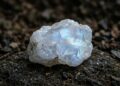 Esqueça o quartzo comum, pois este mineral brilha como a lua e é a variedade mais pura de feldspato na geologia
