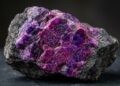 Mais rara que a ametista, a Sugilita é um mineral de cor violeta intensa que atinge alto valor de mercado em joias exclusivas e colecionáveis