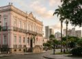 Com suas paredes pintadas de rosa e arquitetura do século 18, o palácio virou a residência oficial dos governadores e um marco histórico catarinense