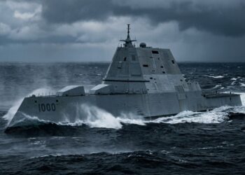 Com 15.000 toneladas e design que reduz a assinatura de radar, este navio furtivo aparece como um barco de pesca no radar