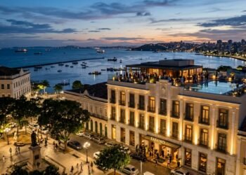 Com arquitetura art déco de 1930 e 70 apartamentos de alto padrão, o hotel virou a maior referência de luxo histórico no centro de Salvador