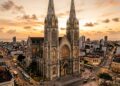 Projetada em estilo neogótico e finalizada em 1978 após quatro décadas de obra, a catedral domina o horizonte cearense com suas torres de 75 metros