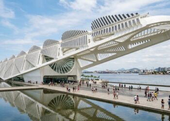 Projetado por Santiago Calatrava em 15.000 m², o museu carioca utiliza luz solar para mover suas aletas e questionar o futuro do planeta