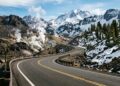 Estrada na Califórnia, a 2.590 metros de altitude, percorre 48 km pelo parque vulcânico e é um dos pontos mais altos da engenharia rodoviária da região