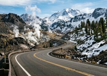 Estrada na Califórnia, a 2.590 metros de altitude, percorre 48 km pelo parque vulcânico e é um dos pontos mais altos da engenharia rodoviária da região