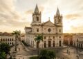 Com 30 metros de altura e fachada neoclássica de 1771, a catedral em Belém virou o maior marco religioso da capital