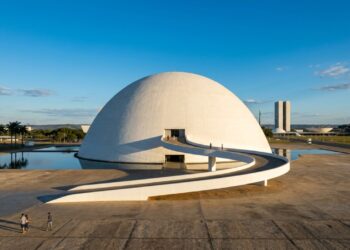 Com 14 mil m² e cúpula monumental, o museu em Brasília virou o maior centro de exposições da capital e um recorde da arquitetura