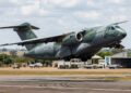 Alcançando 870 km/h e carregando 26 toneladas, o jato brasileiro KC-390 surge como o ápice de versatilidade e carga da Embraer