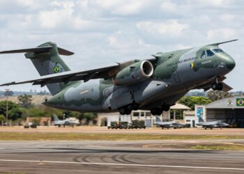 Alcançando 870 km/h e carregando 26 toneladas, o jato brasileiro KC-390 surge como o ápice de versatilidade e carga da Embraer