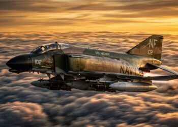 Com capacidade para 8 toneladas de armamento e atingindo Mach 2.2, este lendário caça americano foi o principal vetor multifunção de sua era