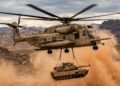 Equipado com 3 motores e 24 metros de rotor, este gigante dos fuzileiros americanos carrega cargas pesadas sob condições brutais