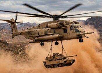 Equipado com 3 motores e 24 metros de rotor, este gigante dos fuzileiros americanos carrega cargas pesadas sob condições brutais