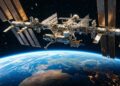 Viajando a 28 mil km/h em órbita, o laboratório orbital de 109 metros de extensão abriga astronautas de diversas nações há mais de 24 anos