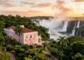 Pagando R$ 6 mil a diária, os hóspedes deste hotel dentro do Parque Nacional visitam as cataratas antes de qualquer outro turista