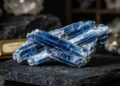 Esqueça as gemas comuns, pois este cristal exibe duas durezas diferentes no mesmo corpo, sendo um dos fenômenos mais fascinantes da geologia