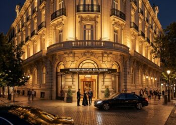 O suntuoso palácio Belle Époque de 1910 com 153 quartos que foi inaugurado pelo rei Afonso XIII e brilha como o coração de Madri
