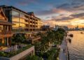 O elegante hotel de 101 suítes e vilas privativas que acompanha a curva do histórico rio Chao Phraya na capital da Tailândia