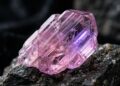 Esqueça o quartzo rosa, pois esta gema de espodumênio descoberta em 1902 muda de cor sob a luz e desbota quando exposta ao sol