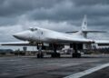 Pesando 275 toneladas e atingindo Mach 2.05, o bombardeiro russo Tu-160 surge como a maior aeronave supersônica militar do mundo