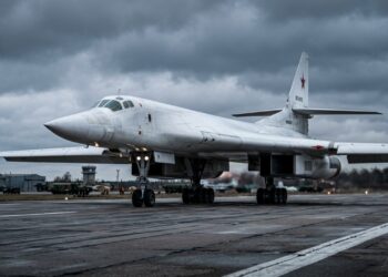 Pesando 275 toneladas e atingindo Mach 2.05, o bombardeiro russo Tu-160 surge como a maior aeronave supersônica militar do mundo