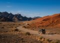Cortando 120 km de desertos e dunas vermelhas, a Rota D707 na Namíbia surge como o caminho mais fotogênico para o Sossusvle
