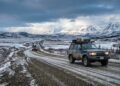 A rodovia de cascalho no Canadá atravessa o Ártico; com quase 900 km até o oceano, ela exige preparação extrema