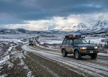 A rodovia de cascalho no Canadá atravessa o Ártico; com quase 900 km até o oceano, ela exige preparação extrema