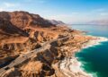 Situada a 400 metros abaixo do nível do mar, a rodovia jordaniana percorre 60 km margeando o ponto mais baixo do planeta Terra