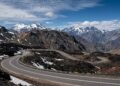 Situada a 2.553 metros de altitude nos Andes, a passagem de Pehuenche une Chile e Argentina através de um asfalto moderno e sinuoso