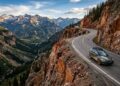Com extensão de 40 km marcada por desfiladeiros e vistas vertiginosas, a rota no Colorado é um desafio épico para motoristas experientes