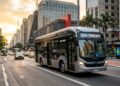 Logística eficiente otimizando o transporte urbano com tecnologia de recarga rápida.
