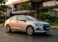 O sedã da Chevrolet que faz consumo de hatch e entrega porta-malas de família virou resposta para quem cansou de SUV caro
